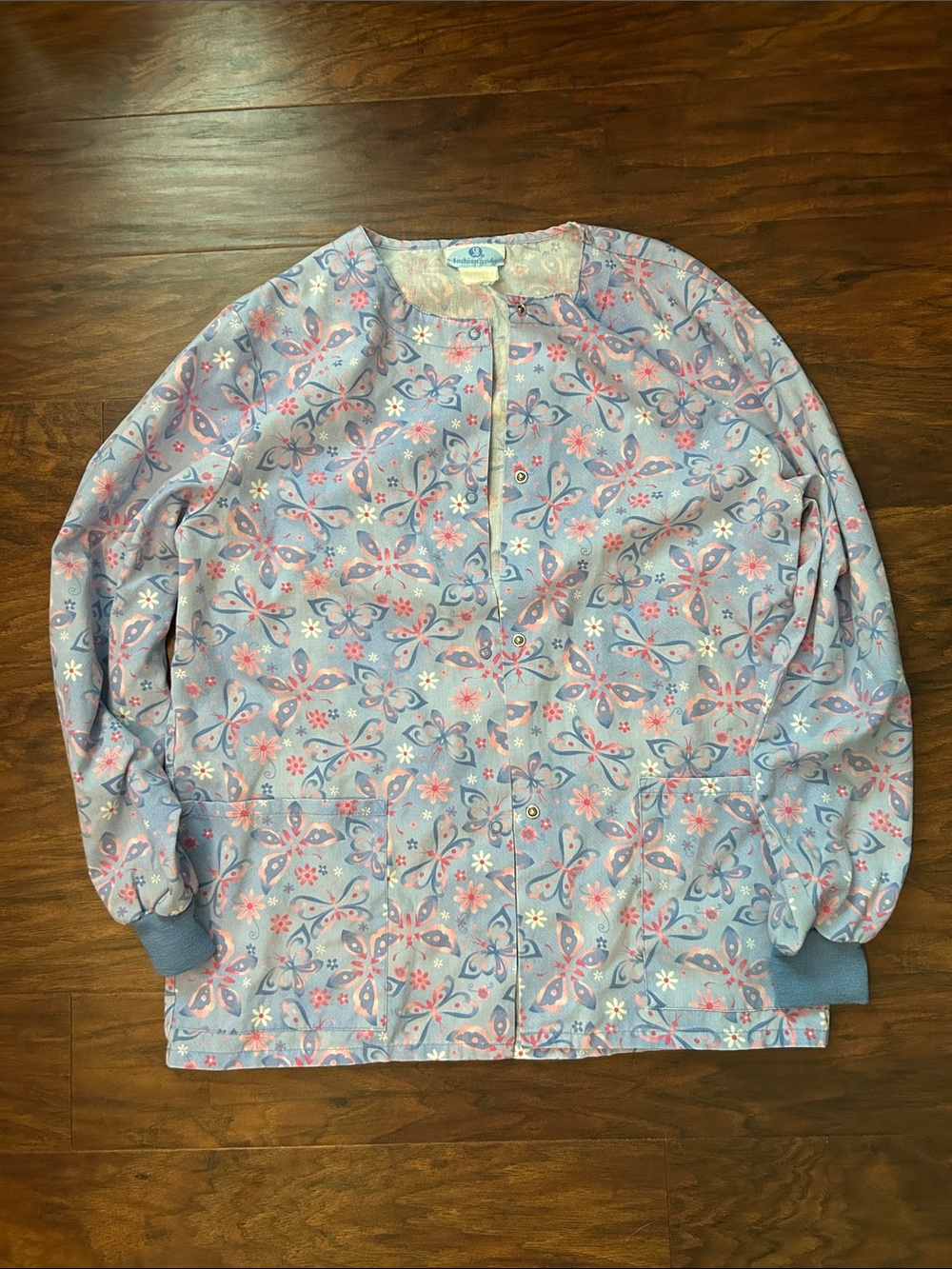 Light Blue Butterfly Print Women's Snap-Front Scrub Jacket Small